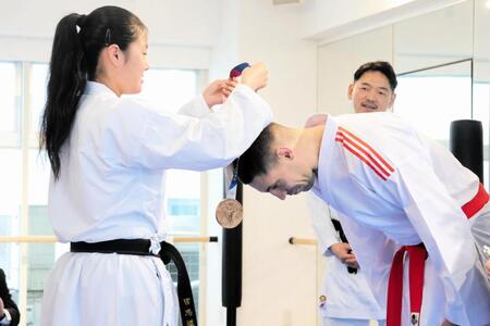 東京五輪銅メダルを返還されるホルナさん（右）