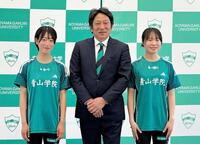 撮影に応じる（左から）芦田和佳、原晋監督、池野絵莉