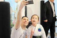 自撮りするホルナさん（左）と、皆思道場の道場生（全日本空手道連盟提供）