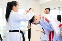 東京五輪銅メダルを返還されるホルナさん（右）＝全日本空手道連盟提供＝