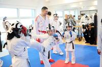 笑顔で皆思道場の道場生を指導するホルナさん（中央）＝全日本空手道連盟提供＝
