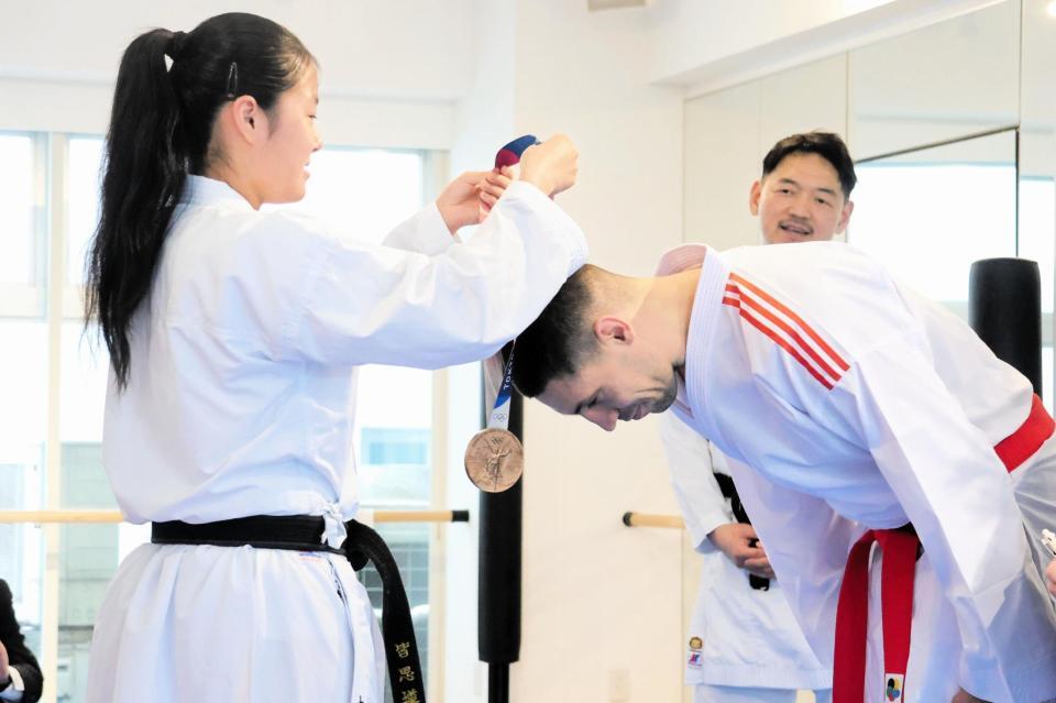東京五輪銅メダルを返還されるホルナさん（右）＝全日本空手道連盟提供＝