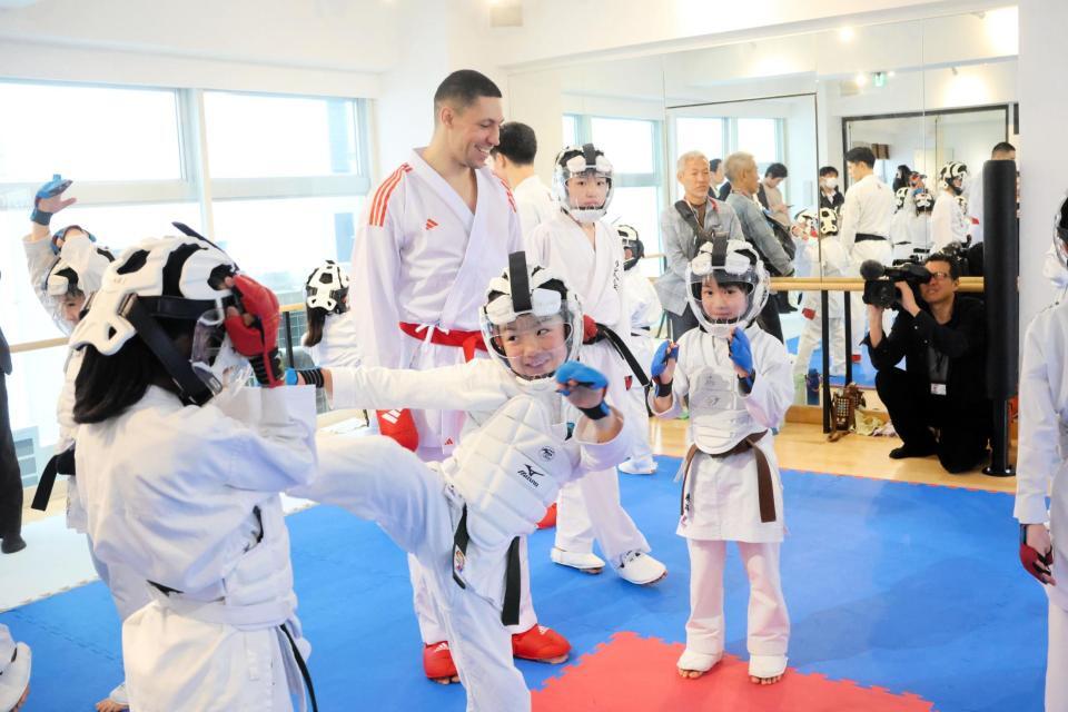 笑顔で皆思道場の道場生を指導するホルナさん（中央）＝全日本空手道連盟提供＝