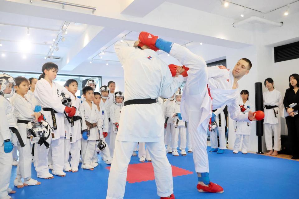 皆思道場の生徒らに実演するホルナさん（右）＝全日本空手道連盟提供＝