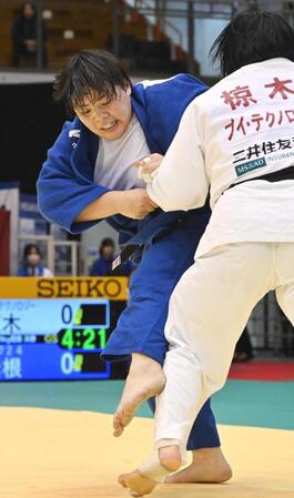 　女子７８キロ超級決勝、椋木美希（右）を攻める素根輝