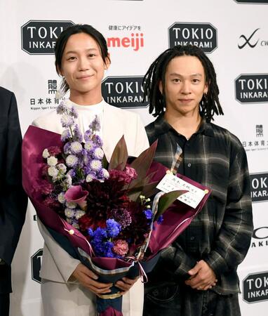 平野歩夢（右）から花束を贈られた高木美帆（撮影・佐藤厚）