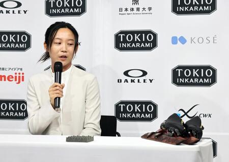 引退会見でスケート靴を見つめる高木美帆