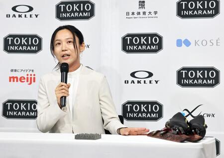 スケート靴をテーブルに置き、引退会見する高木美帆
