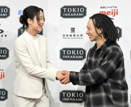 引退会見に訪れた平野歩夢（右）と握手する高木美帆