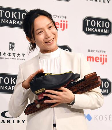 愛用のシューズをなでなでする高木美帆（撮影・佐藤厚）