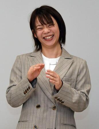 高木美帆を拍手で送る高木菜那さん（撮影・佐藤厚）