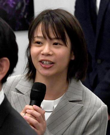 最後の質問者としてマイクを持つ高木菜那さん（撮影・佐藤厚）