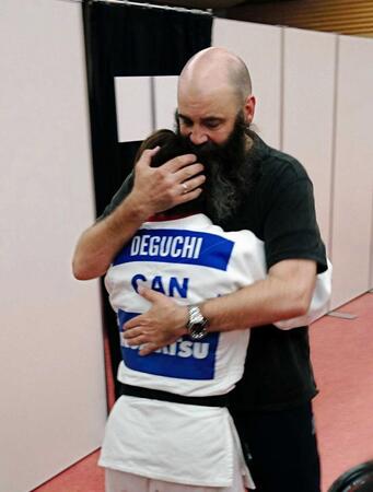 １９年８月、父親に抱きしめられる出口クリスタ