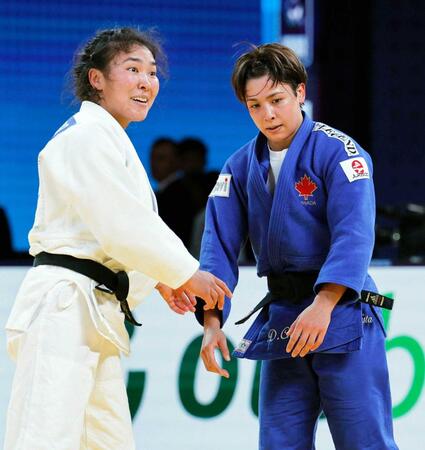２２年１０月、柔道世界選手権に出場した出口クリスタ（右）