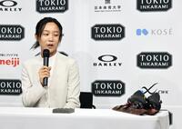 引退会見でスケート靴を見つめる高木美帆