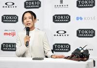 スケート靴をテーブルに置き、引退会見する高木美帆