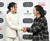 引退会見に訪れた平野歩夢（右）と握手する高木美帆