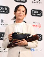 愛用のシューズを手に笑顔を見せる高木美帆（撮影・佐藤厚）