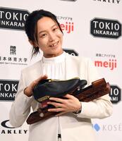 愛用のシューズをなでなでする高木美帆（撮影・佐藤厚）