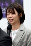 最後の質問者としてマイクを持つ高木菜那さん（撮影・佐藤厚）