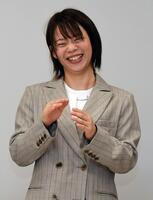 高木美帆を拍手で送る高木菜那さん（撮影・佐藤厚）