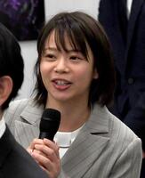 最後の質問者としてマイクを持つ高木菜那さん（撮影・佐藤厚）