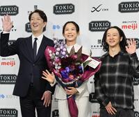 引退会見で笑顔を見せる高木美帆（中央）。右は平野歩夢、左は冬廣應尚社長