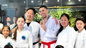 　返還された銅メダルを手に笑顔を見せるホルナさん（中央右）