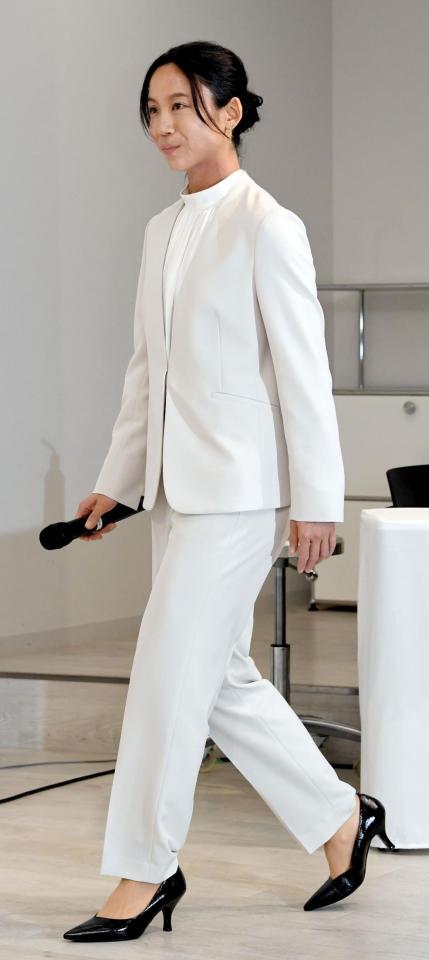 会見場に入る高木美帆（撮影・佐藤厚）