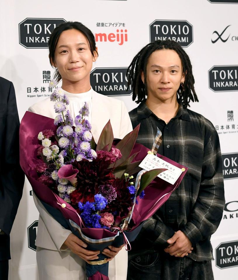 平野歩夢（右）から花束を贈られた高木美帆（撮影・佐藤厚）