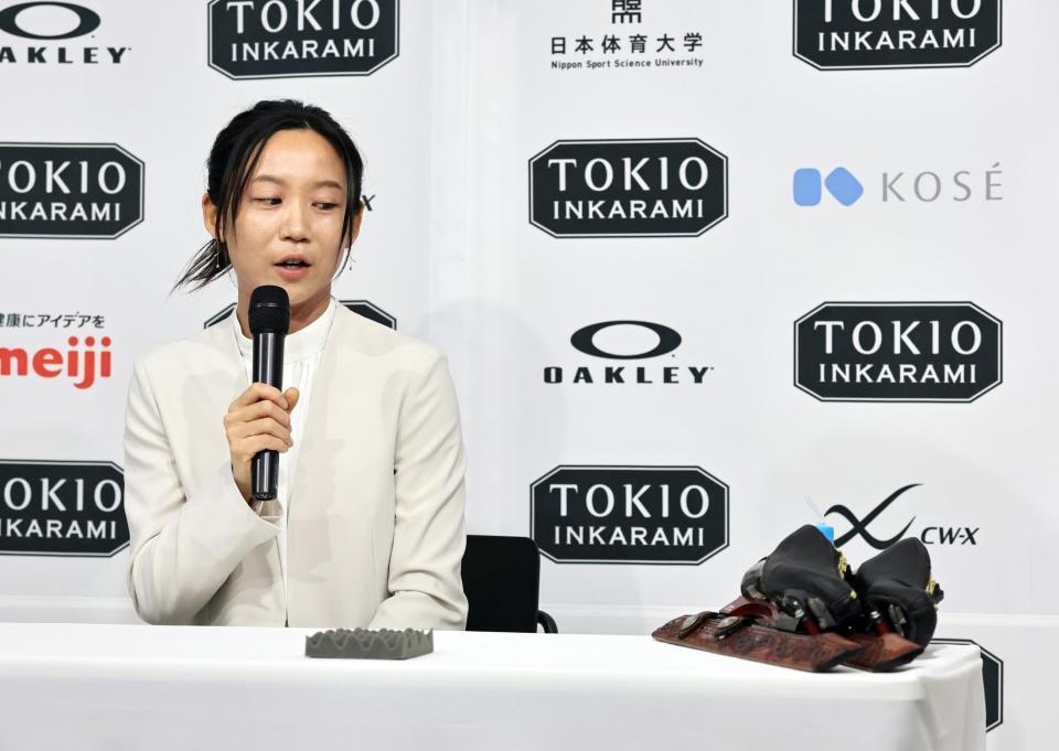 引退会見でスケート靴を見つめる高木美帆