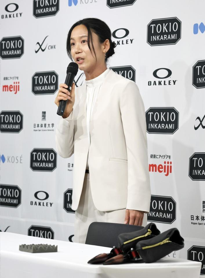 引退会見で、スケート靴をテーブルに置き、あいさつする高木美帆