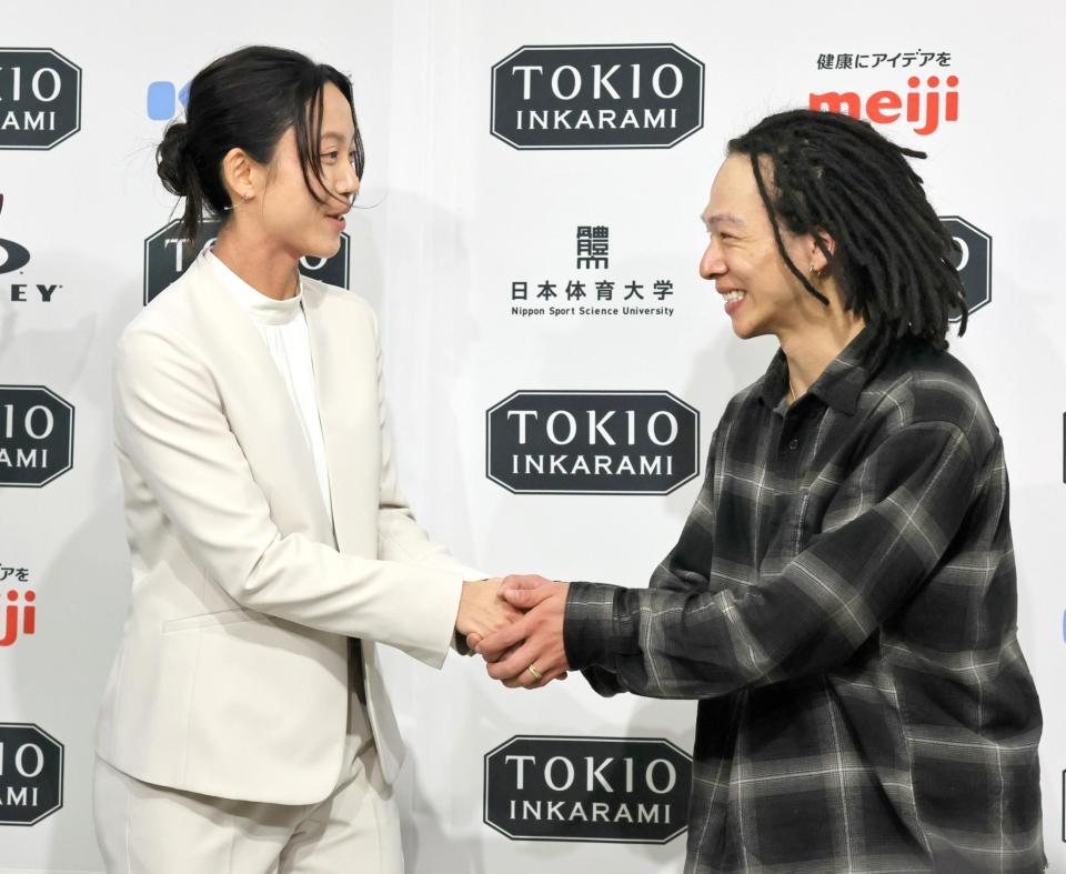 引退会見に訪れた平野歩夢（右）と握手する高木美帆