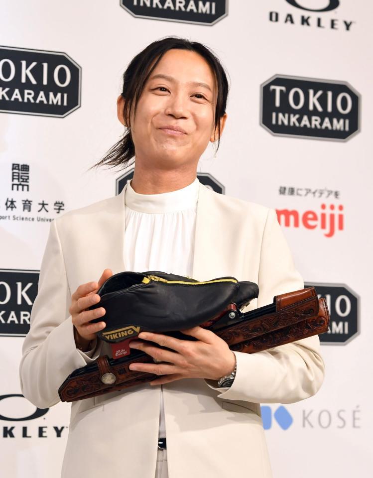 愛用のシューズを手に笑顔を見せる高木美帆（撮影・佐藤厚）