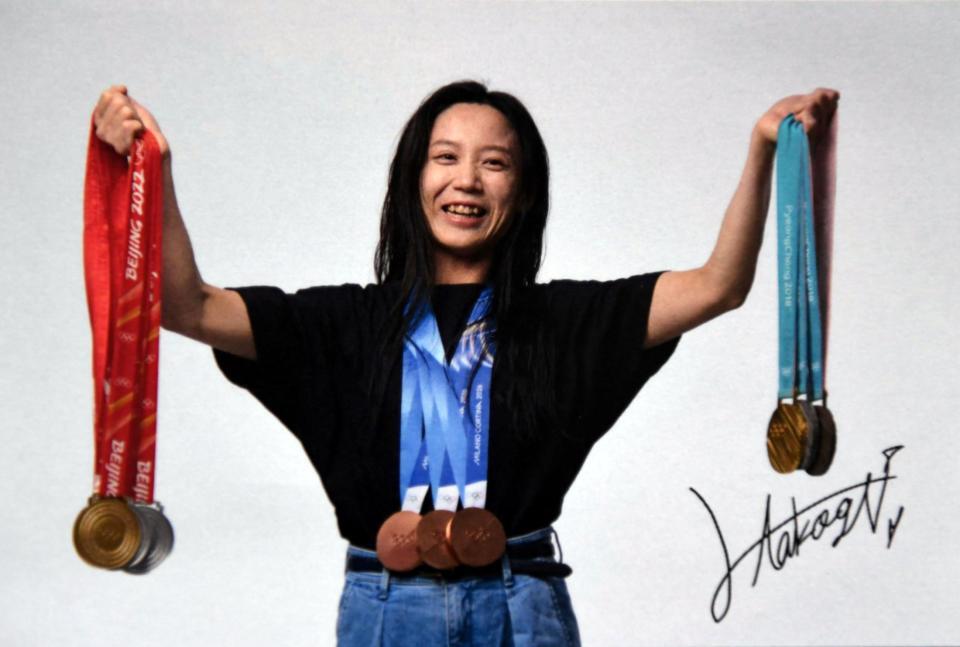 高木美帆が報道陣に手渡したメッセージカード（撮影・佐藤厚）