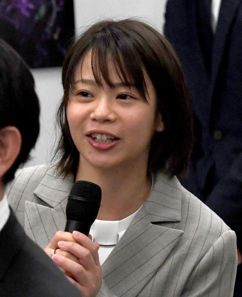 最後の質問者としてマイクを持つ高木菜那さん（撮影・佐藤厚）