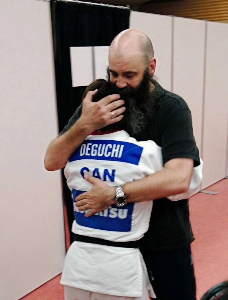 １９年８月、父親に抱きしめられる出口クリスタ