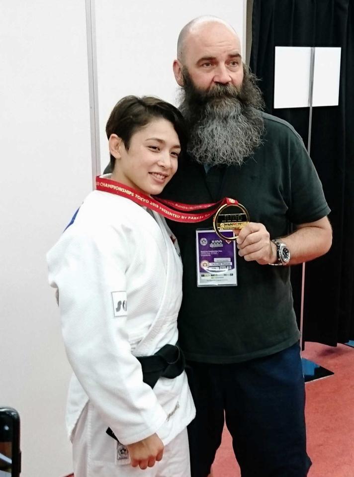 １９年８月、出口クリスタと父