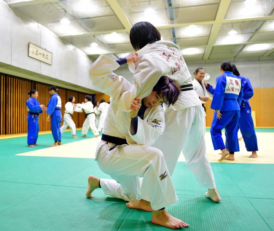 １９年１０月、練習する出口クリスタ