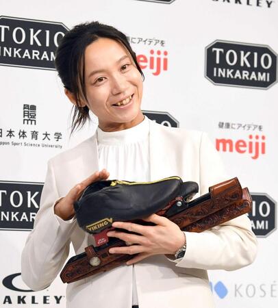 　引退会見後に愛用のシューズをなでる高木美帆（撮影・佐藤厚）