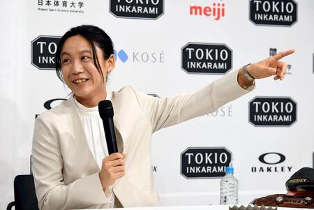 会見を締めくくる質問者として姉の高木菜那さんを指差す高木美帆（撮影・佐藤厚）