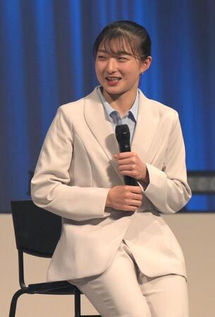 新入生に入学祝いのメッセージを贈る坂本花織（撮影・金居みつよし）