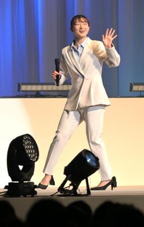 新入生に入学祝いのメッセージを贈る坂本花織（撮影・金居みつよし）