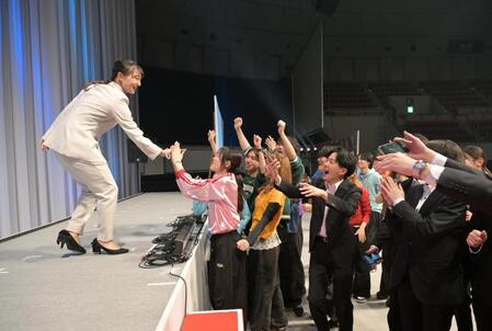 式典後、新入生らと記念写真を撮る坂本花織（撮影・金居みつよし）