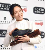 　引退会見後に愛用のシューズをなでる高木美帆（撮影・佐藤厚）