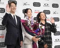 　平野歩夢（右）らと写真に納まる高木