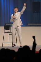 新入生に入学祝いのメッセージを贈る坂本花織（撮影・金居みつよし）