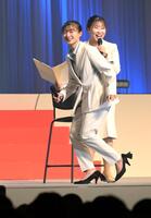 新入生に入学祝いのメッセージを贈る坂本花織（撮影・金居みつよし）