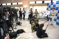 新入生に入学祝いのメッセージ。会見に応じる坂本花織（撮影・金居みつよし）