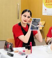 メイクする比嘉もえ